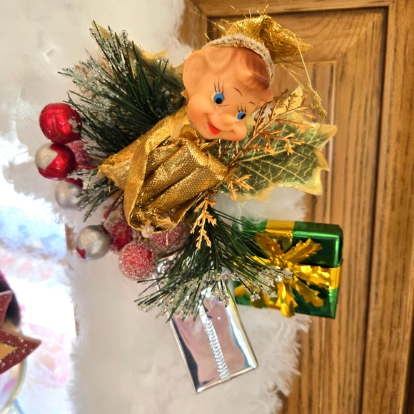 Handmade Fluffy Swifter 22" Christmas Wreath with Santa and Elves - Picture 5 of 10